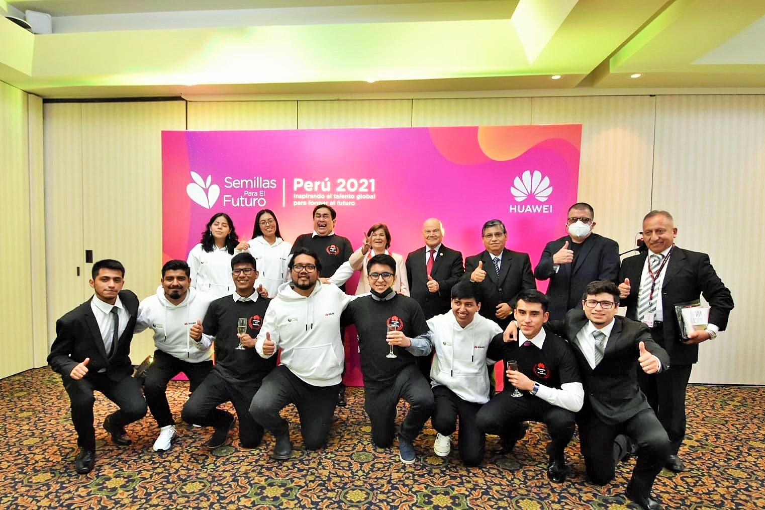 18 estudiantes y 3 docentes de UNMSM fueron reconocidos por HuaweiEmpresas tras ganar concursos Semillas para el futuro y Competencias TIC