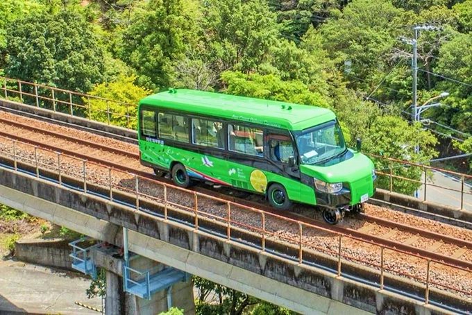 El primer autobús del mundo que puede viajar por carretera y ferrocarril operará en Japón