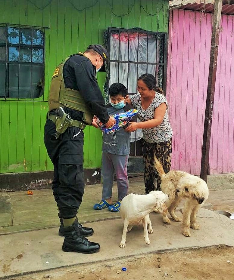 PNP entrega juguetes y canastas a familias de bajos recursos económicos de Pachacamac