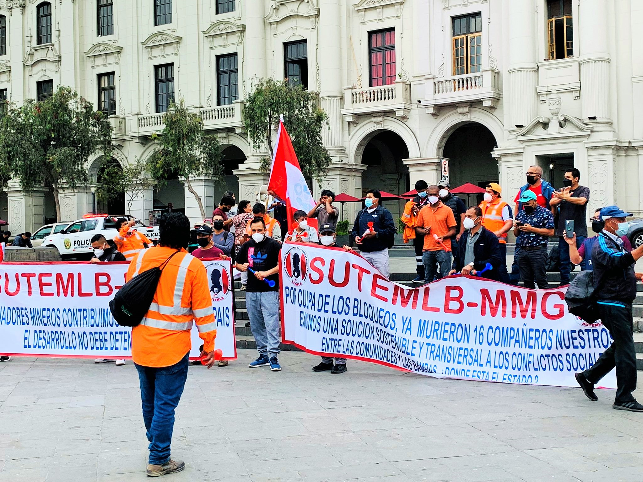 Trabajadores mineros de Las Bambas, Buenaventura- Ucchuchacua, y Nexa protestan en Plaza San Martin en defensa de sus puestos de trabajo