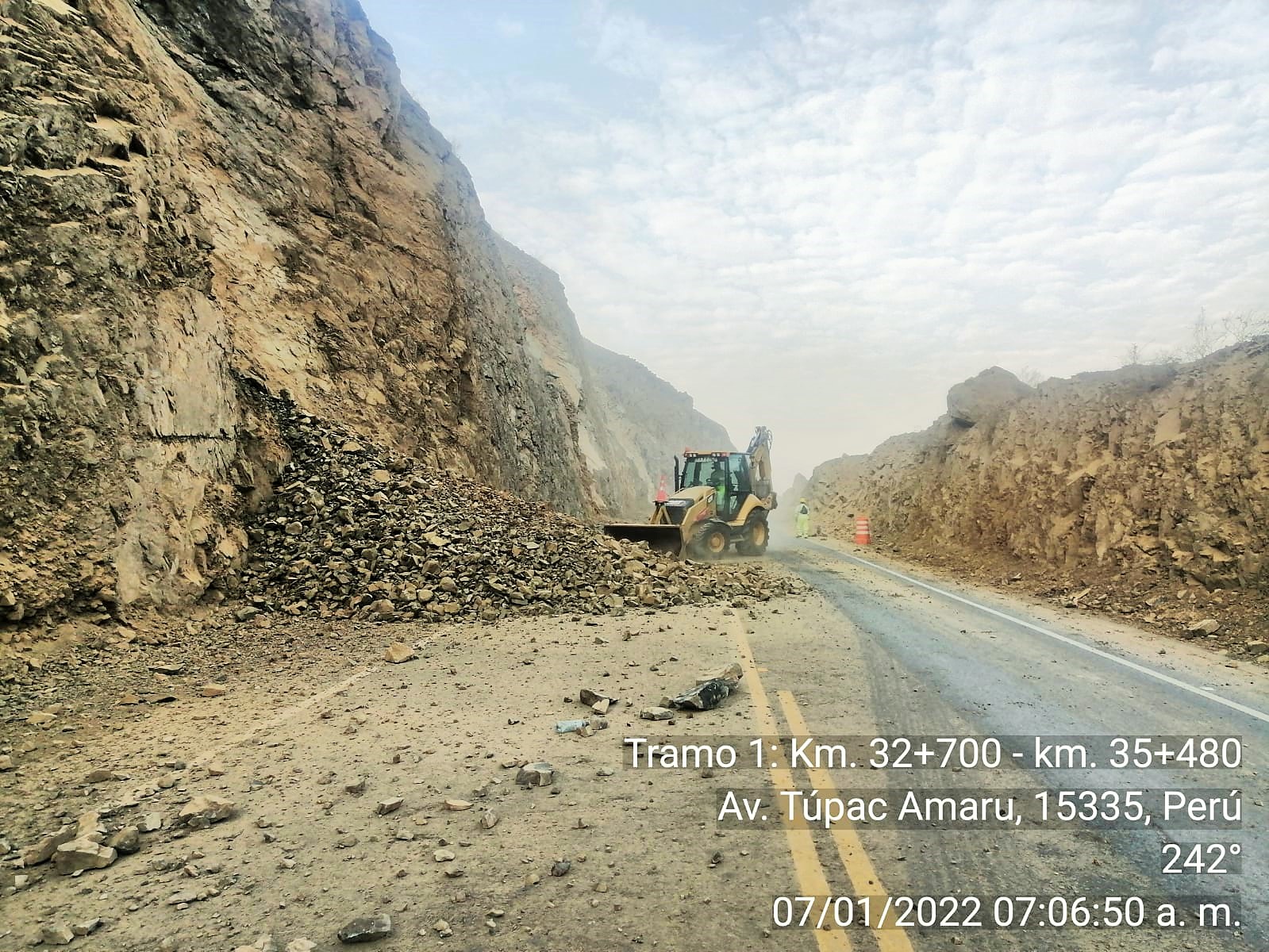 Provías Nacional del MTC limpia sector Yangas de carretera Lima-Canta por pequeños derrumbes tras fuerte sismo en Lima