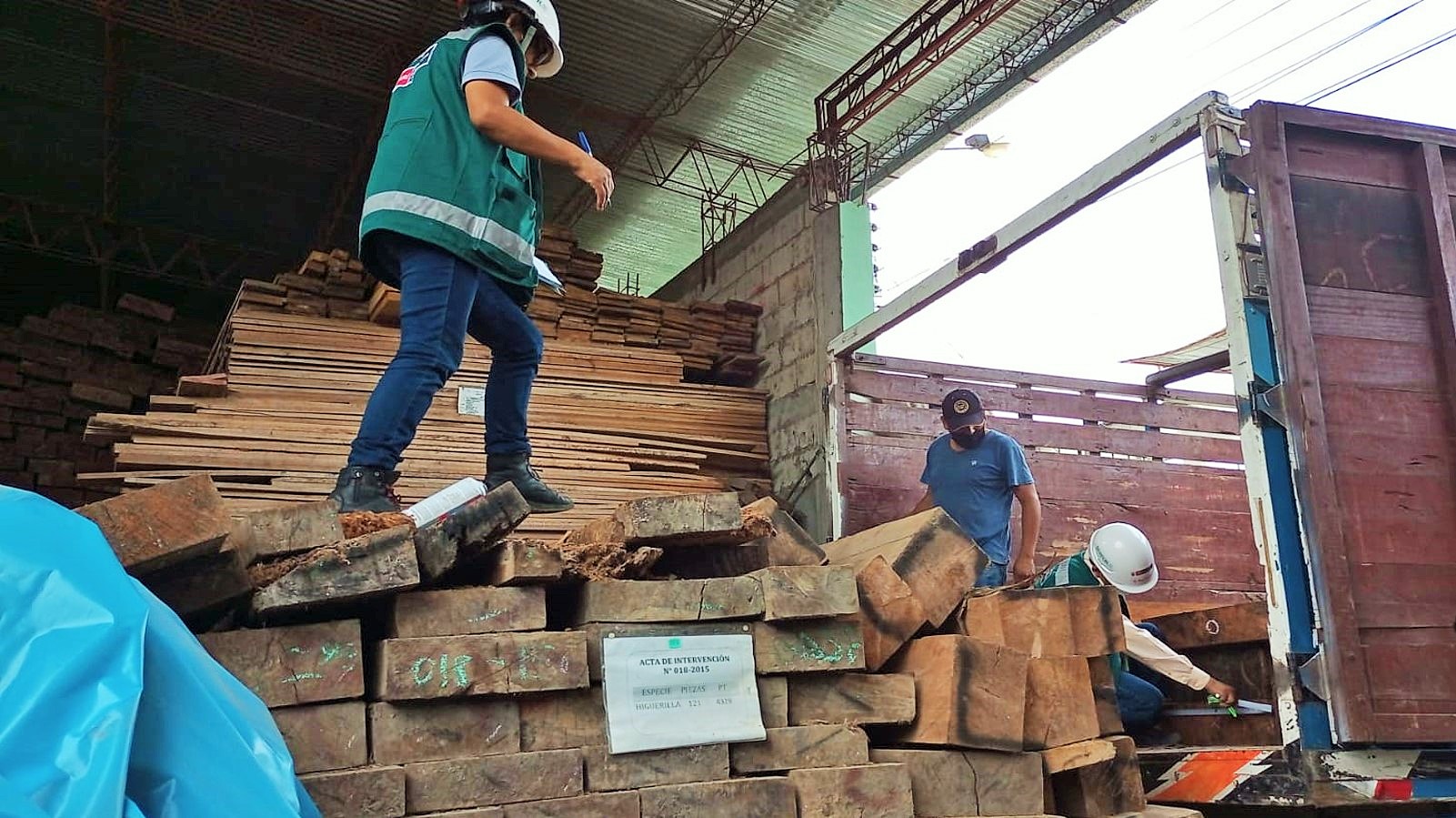 Serfor interviene vehículo y decomisa más de 5000 pies tablares de madera en puesto de control de Chanchamayo