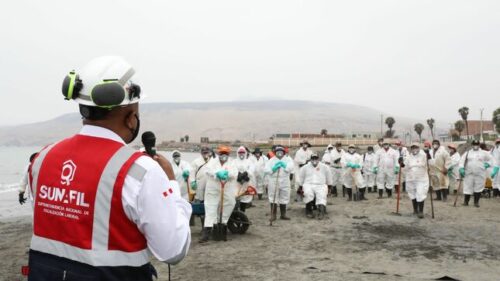 SUNAFIL fiscaliza cumplimiento de derechos laborales de más de 300 trabajadores que limpian derrame de petróleo en Ancón