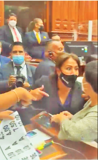 Legisladoras de Perú Libre intentan usar la fuerza y violencia para retirar banderola fujimorista en pleno congresal (video)