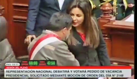 Legisladoras de Perú Libre intentan usar la fuerza y violencia para retirar banderola fujimorista en pleno congresal (video)