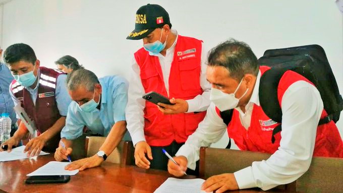Ejecutivo suscribe acuerdo con transportistas y agricultores huancaínos y de San Martín para desbloqueo de vías