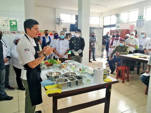 Chef Palmiro Ocampo capacita a internos del penal Castro Castro en técnicas para optimizar alimentos