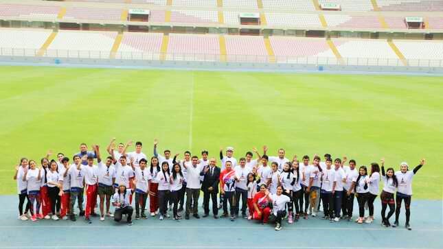 Deportistas ayacuchanos visitaron el Estadio Nacional iniciando promoción de los Bolivarianos 2024