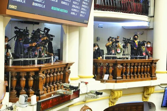 Periodistas y cronistas parlamentarios vuelven a cubrir desarrollo del pleno del Congreso desde las galerías del hemiciclo
