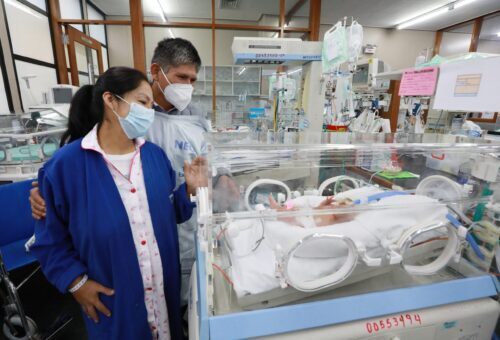 Trillizos que nacieron con menos de dos kilos se recuperan satisfactoriamente en hospital Adolfo Guevara de EsSalud