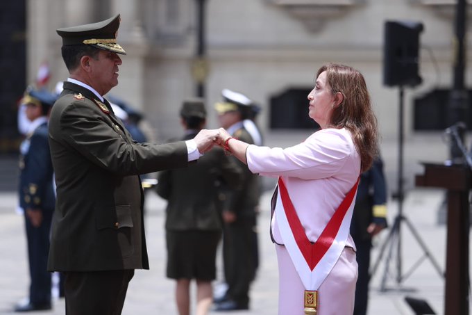 Presidenta (e) Dina Boluarte recibe bastón de mando de FF.AA. y PNP