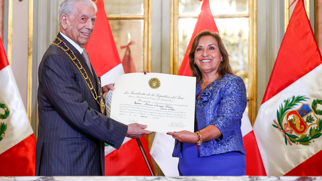 Presidenta (e) Boluarte condecora a Mario Vargas Llosa con la Orden el Sol del Perú en el Grado de Gran Collar