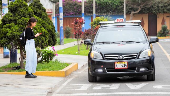 Conductores de taxi ejecutivo que capten usuarios en la vía pública podrán ser multados con S/ 5150