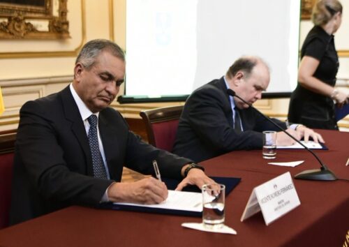 Ministro del Interior, Vicente Romero, y alcalde de Lima, Rafael López Aliaga, firman convenio para dotar de flota de 2000 motocicletas a la PNP