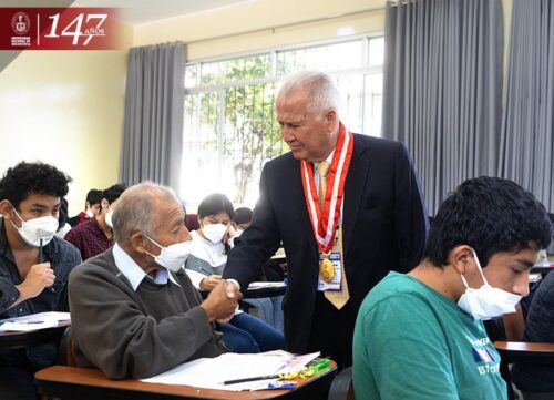 Napoleón Reyes Bazán, a sus 70 años, se convierte en el postulante más longevo en el examen de admisión 2023-II de la  @UNIoficial  🧑‍🎓🙇‍♂️
