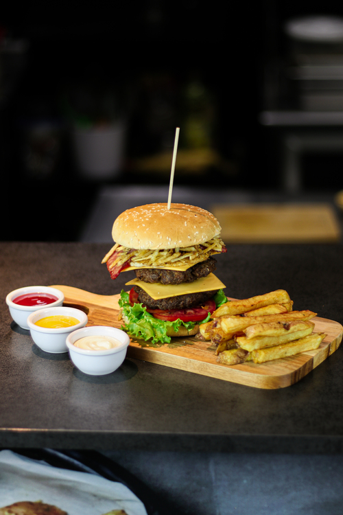 ¿Se te antoja una deliciosa hamburguesa a solo dos soles? 🍔🍟