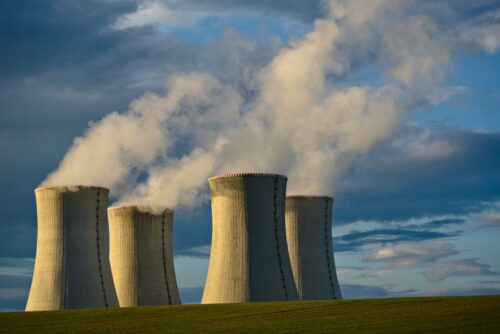 España rechaza la idea de ampliar la energía nuclear frente a más de 20 países ⚡