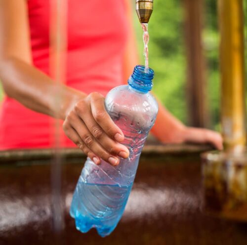 Agua embotellada puede contener cientos de miles de pequeños trozos de plástico que antes no se contaban 💧
