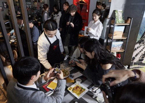 ¡Influencers de Corea del Sur aprendieron sobre nuestra gastronomía! 🍛🍽️
