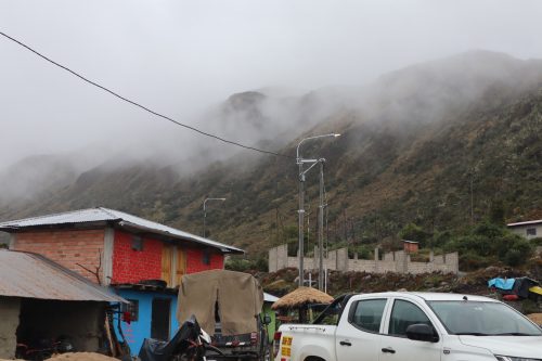Llevan energía eléctrica por primera vez a colegio y población rural en Andamarca 💡