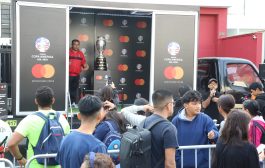 Trofeo de la Copa América llegó al mercado municipal Santa Cruz de Miraflores 🏆