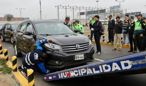 En operativo en el aeropuerto Jorge Chávez detectan nueve taxis informales, tres conductores sin licencia y tres vehículos sin SOAT 🔍