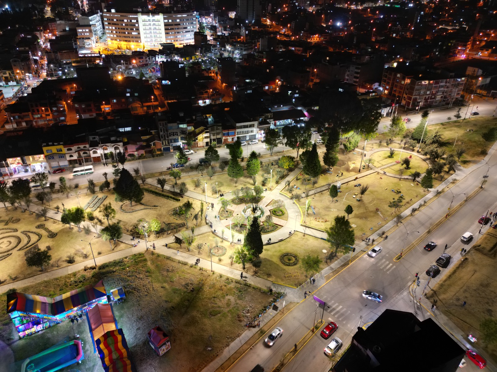 Con Santiago vecinos festejan instalación de sistema de luces led en el parque Grau 💡