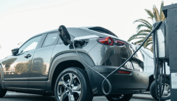 El conflicto bélico en Irán dispara la fiebre por el coche eléctrico en Europa 🚗