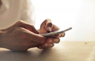 ¿Es malo dormir con el celular al lado de la cama? 📱🌙