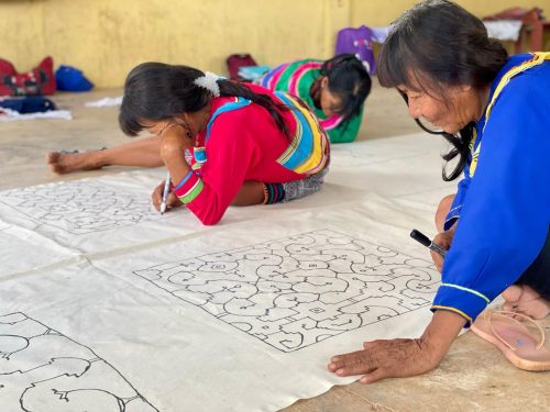 Arte textil de comunidad nativa de Loreto es mostrado en exposición internacional en Bélgica 👀
