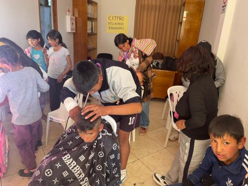 Forman futuros barberos y estilistas de comunidades altoandinas en Tambos de Ayacucho 💈