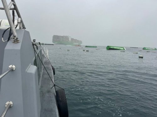 Debido al fuerte oleaje 🌊 al menos 50 contenedores cayeron al mar desde un buque de #EvergreenMarine en la bahía del #Callao, #Perú  🚢