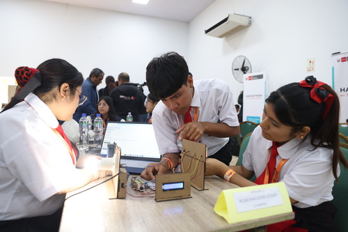 Premian el talento estudiantil y docente por innovar con inteligencia artificial y robótica en Hackathon 2025 💻