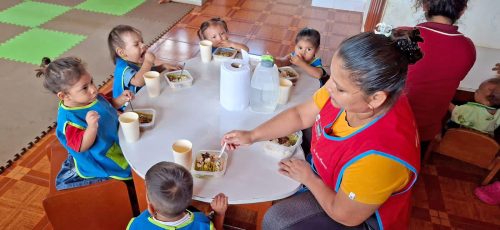 Niños ucayalinos crecen sanos y fuertes gracias a nutritivos almuerzos 👶