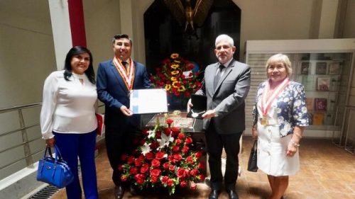 Entregan de manera póstuma reconocimiento de la 🌟 Orden de los Grandes Maestros de la Cultura Peruana a Daniel Alomía Robles 👏