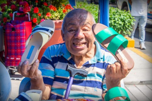 Adultos mayores impulsan con éxito sus emprendimientos en zapatería, bisutería, tejidos y más en feria distrital 👴👵