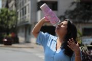 ¿Sábanas en el congelador para dormir mejor? 6 consejos de expertos para combatir el calor y ahorrar en tu factura😎