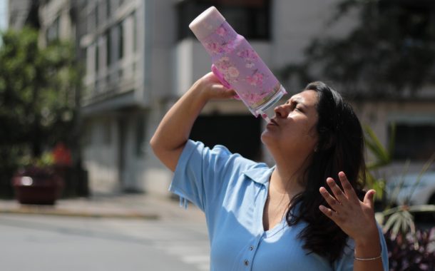 ¿Sábanas en el congelador para dormir mejor? 6 consejos de expertos para combatir el calor y ahorrar en tu factura😎