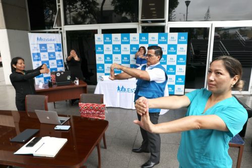 Recomiendan cuidar la postura y hacer pausas activas para evitar dolores de espalda y estrés en trabajo remoto🩺