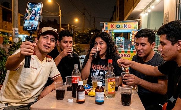 Alertan sobre peligroso reto viral que mezcla medicamentos antigripales con alcohol 📢