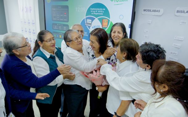 Nunca es tarde para aprender: adultos mayores homenajearon a la maestra que transformo sus vidas👏