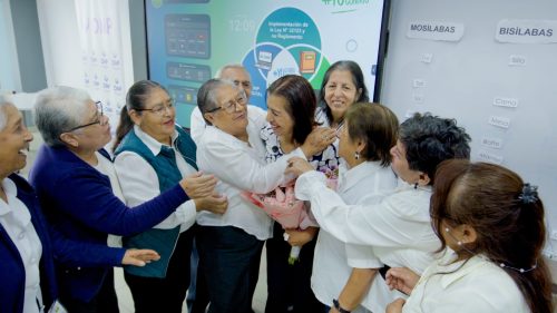 Nunca es tarde para aprender: adultos mayores homenajearon a la maestra que transformo sus vidas👏