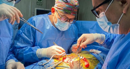 Hospital Dos de Mayo realiza el primer trasplante renal asistido por robot Da Vinci Xi 🤖
