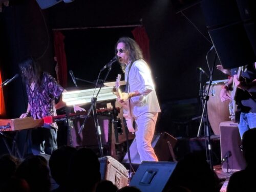 Exitoso concierto del grupo AMEN que cruzó generaciones: clásicos y canciones “caletas” en una sola noche 🎸
